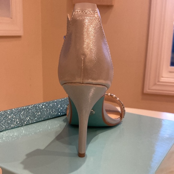 ❤️- NIB! New Listing! BETSY JOHNSON Juno Strappy Sanadal Silver 8.5 - Picture 8 of 16